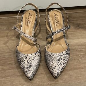 NWT Abella True Comfort Heels Size 9, Pointed Toes Adjustable Strap Cobra Print!
